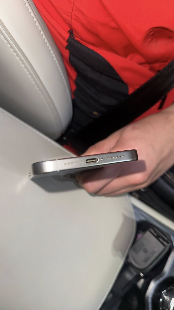 السلام عليكم عندي هذا الايفون 15 برو ماكس ذاكرة 256 ومعلوماته موجودة داخل الصورة استخدام بناتي ونضيف جداً وممفتوح وشحنه سريع 
رايدته ب ١١٧٥ وبي مجال بسيط للي يشتري


**إذا كنت صاحب هذا الإعلان وتريد حذفه لأي سبب، رجاءا أرسل رسالة إلى الدعم الفني**