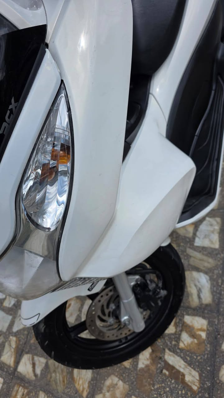 السلام عليكم PCC جيل الاول ياباني مرقم بغداد مشرو وطني رقم انكليزي بسمي تحويل ثاني يوم هزه جديده محرك 125ccمواصفات 150 شوتة جبيرة ماشية 26 .سويجات عدد 2 مواصفات حساس زدحام حساس ستان دراجة مكفولة ومزاده موجود العنوان بغداد/***********
