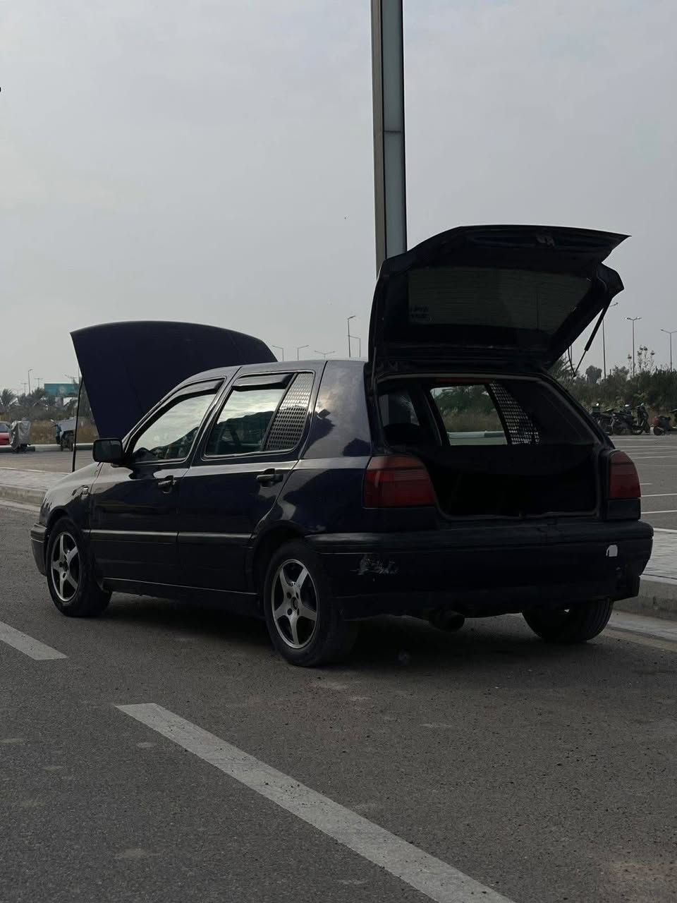 السلام عليكم
كولف 1993 

اوتوماتيك كير ومكينه مكفولات 

محرك 2000

صدر امامي خلفي جديد

تخم تاير جديد 

تبريد ثلج

مكفوله بدون ضربه 

بدون خياس 

سياره جاهزة نقص ايسي بس

السعر ٤٥ وبيه مجال للشراي 

مكان السيارة بغداد الدوره
***********
