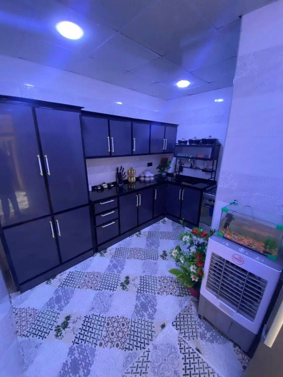 سلام عليكم بيت للبيع مساحة 100 متر  مربع  بنيان طابوك مكان جاير مقابيل صيدلية صافي الصفاء بيت مرتب بنيان طابوك  البيت طابقين يحتوي علئ غرفتين نوم صالة عدد 2 ستقبال مطبخ صحيات عدد 3 منور عدد 2 موقع بنص سوك الجاير مدارس مستوصف مولات  يبعد عن الايمامين 2 كليو نوع العقار طابو زراعي سند 25 الاتصال ***********
