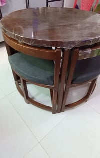 ميز طعام • نظيف • استعمال قليل