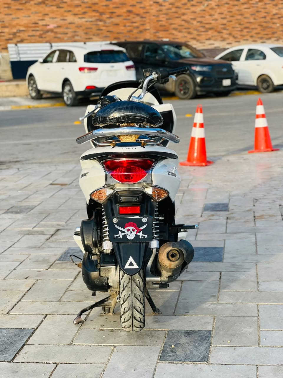 السلام عليكم                                                              شباب دراجه pcx ياباني لون ابيضّ حجم المكينه 125cc.  دراجه مكفوله كفاله عامه بل حقيقه احله من الصور       العنوان :- واسط - كوت - حيدريه 
الرقم :- *********** 
السعر :- $13 ورقه وبيها مجال للشراي 
شباب الي مو شراي لا يتعبني
