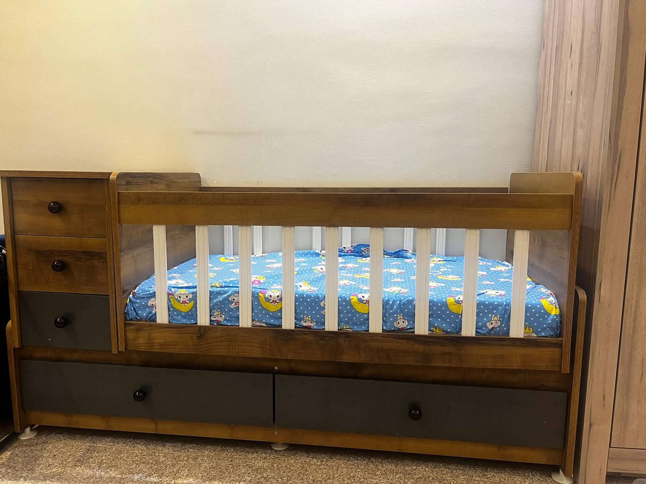 سرير طفل جديد وغير مستعمل
نم شراؤه من القاسم للأثاث بسعر 250 آلف مطلوب 200 ألف وقابل للتفاوض البسيط
رقم الهاتف: ***********
