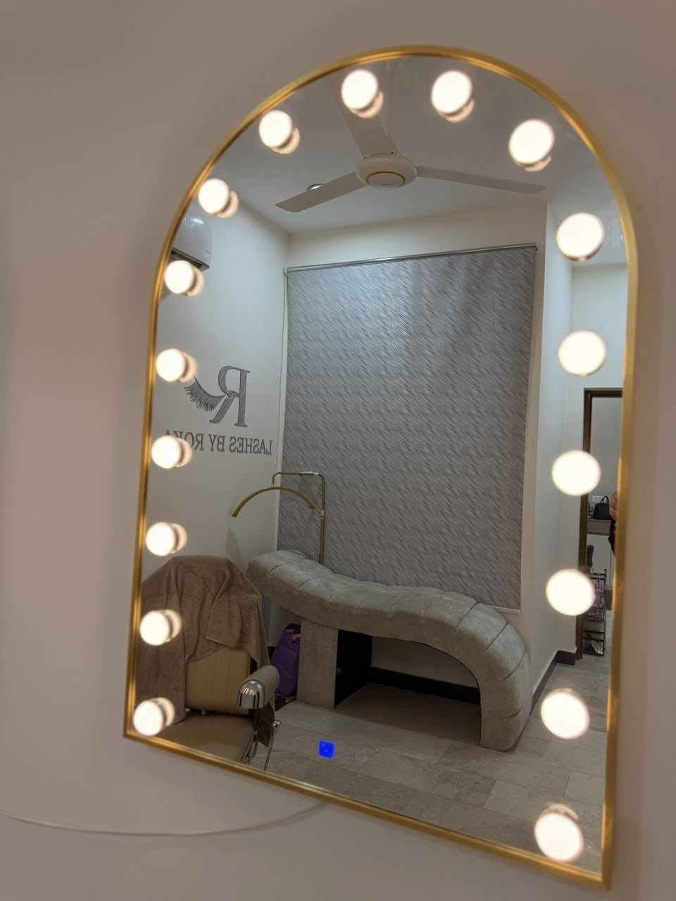 مرايات شعر او ميكب استخدام ٣ ايام فقط نضيفه مابيها اي خدش الكلوب ٣ الوان ابيض وشمسي واصفر عنوانهم المنصور الداودي  ***********
