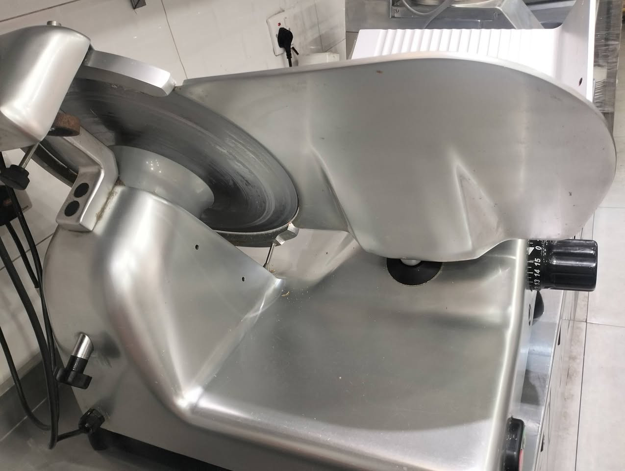 قطاعة لانشون اجبان مارتديلا 
استخدام قليل 
إيطالية اصليه 
السعر 1700 دولار 
مستوردها شخصي بسعر 2800 دولار 
سعرها معروف بالسوق 
***********
