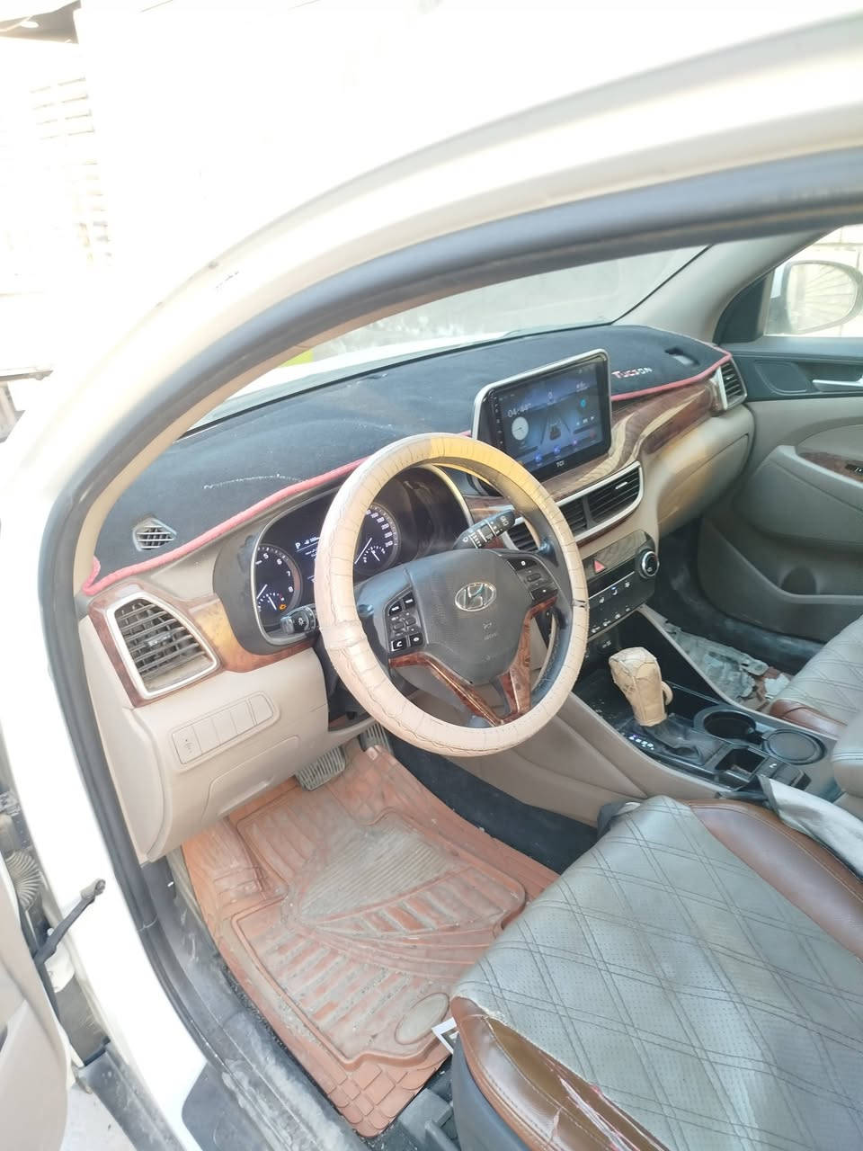 سلام عليكم توسان موديل 20شركة الكاصد على وضها ابيع مابيها اي دواخل بس البيبان السعر 178وهذا رقمي  ***********
