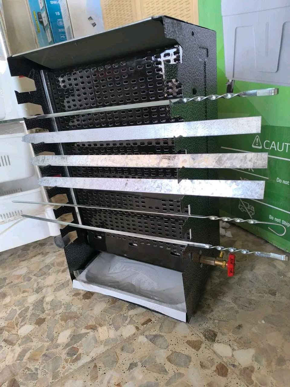 كباب‌پز غازي نوبل – Noble Barbecue Oven

كباب‌پز غازي عملي من نوبل مخصص لشواء الكباب بطريقة عمودية، مناسب للاستخدام المنزلي والخارجي.

• يعمل بالغاز ومصمم لشواء الكباب بشكل عمودي

• قابل للاستخدام مع الغاز المنزلي (الغاز الحضري) وأسطوانة الغاز

• تصميم قابل للنقل والتركيب في أماكن مختلفة

• مزود بمكان مخصص لتثبيت السيخ بشكل منظم

• يحتوي على صينية سفلية أسفل الشواية لتجميع السوائل

• مزود بمفتاح للتحكم بزيادة وتقليل شدة اللهب

• نوع التشغيل: غاز
• نوع الغاز المدعوم: غاز منزلي (شهري) + أسطوانة
• طريقة الشواء: عمودية
• التحكم باللهب: متوفر (يدوي)

محتويات العلبة

• جهاز كباب‌پز غازي نوبل
• صينية سفلية أسفل الشواية بغداد, العراق


**إذا كنت صاحب هذا الإعلان وتريد حذفه لأي سبب، رجاءا أرسل رسالة إلى الدعم الفني**