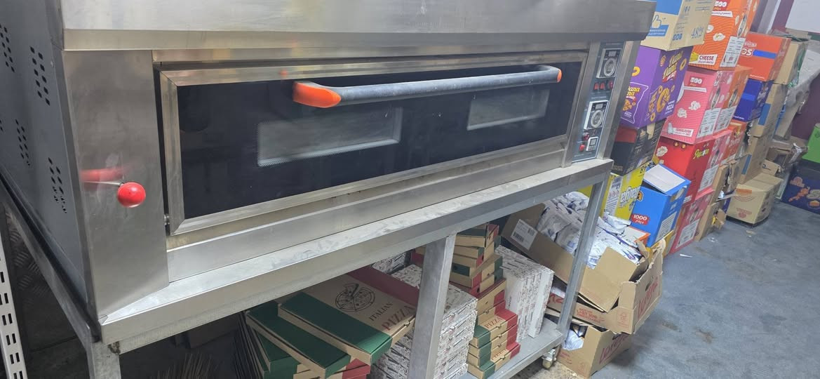 سلام عليكم من رخصت الادمن عندي غراض مال مطعم 1قليه فنكر 2فرن مال بيتزا الداخل حجر مو العادي 3 عجانه 4 خلط 
5شوايه مال هنبركر 
6ثلجه تخزين الغذاء 
7 ميزين كبير  الستفسار على هذا الرقم***********
