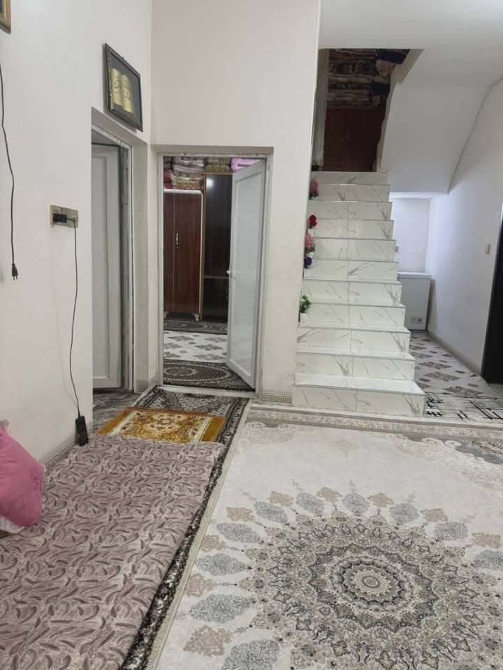دار طابو. القادسيه. شارع ابو وليد. خلف التجاري. قرب مشويات المدينة ٢٠٠م واجهة ١٠م.طابق واحد. غرفتين نوم. هول. استقبال. مطبخ. صحيات. كراج. حديقة. نظيف جدا ومرتب السعر ١٥٠ ومجال للتواصل *********** وتساب و اتصال

