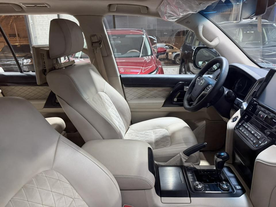 سلام عليكم لاند كروز مديل 2021 فول مواصفات كراند تورنك  كفاله عامه بدون اي ضرر اي نقص مابيها 8 سلندر جديده كلش مكان بصره ***********
