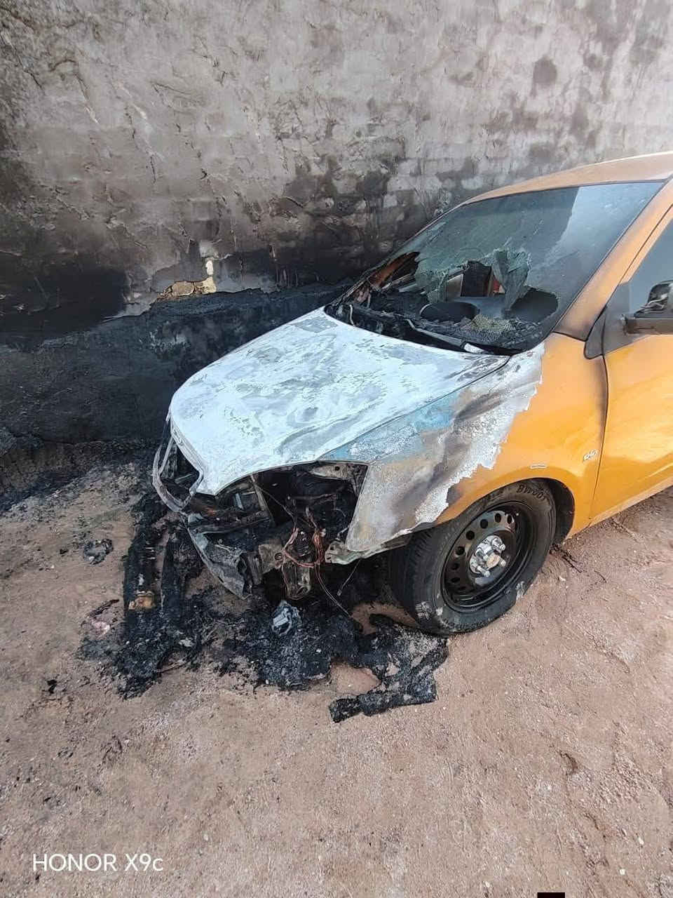 السلام عليكم جيلي موبل ٢٠١١رقم بغداد إنكليزي مصفره هيه وغرمات محترك البجم فقط للبيع 18 وبيع مجال مكان السياره بابل ناحيه الإمام ***********
