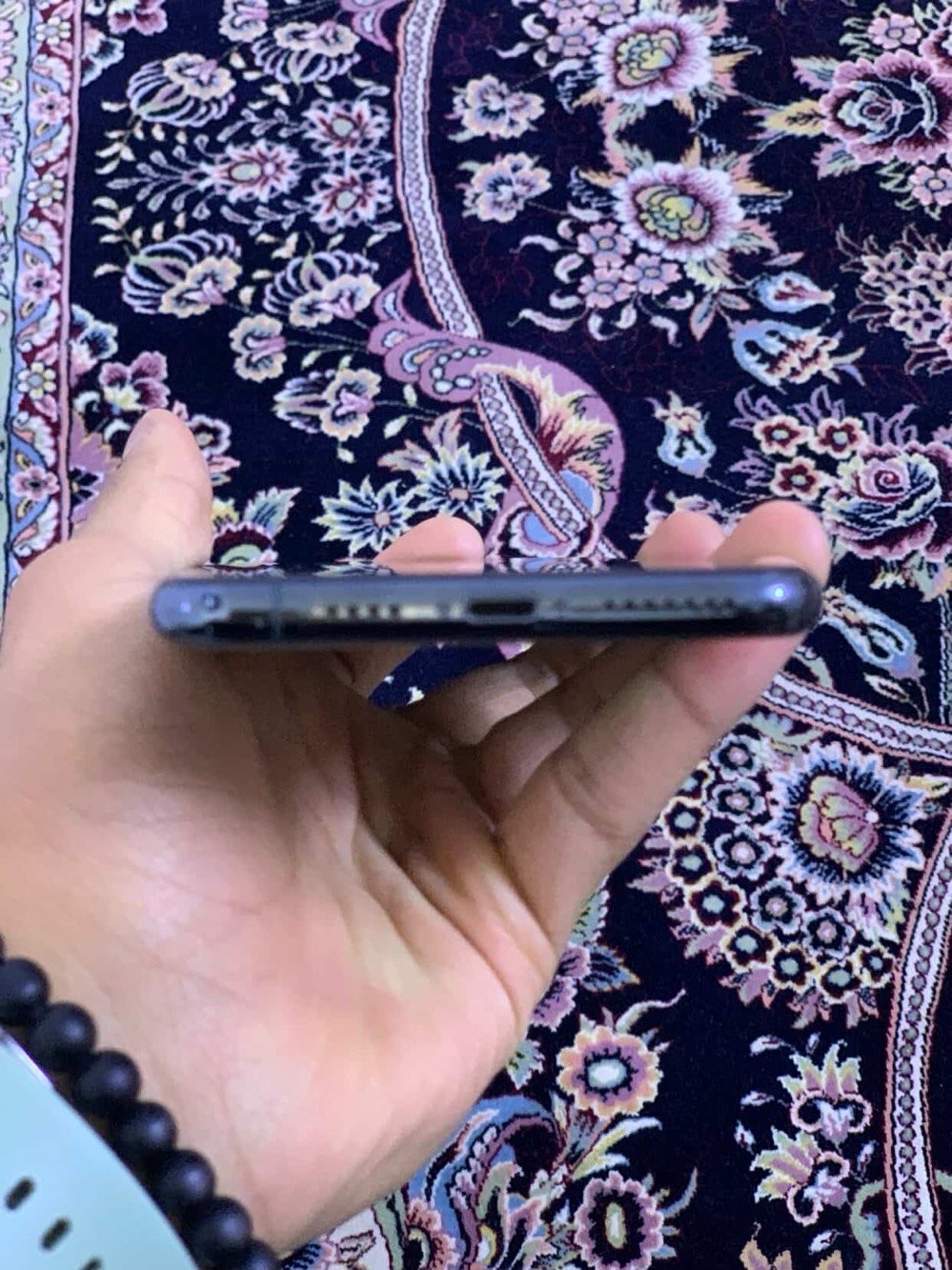 ايفون 11 برو ماكس 
بطارية 91 %
ذاكرة 256 
مبدل شاشة وبيها ضربة خفيفة موضحة
السعر 275 الف وبي مجال قليل