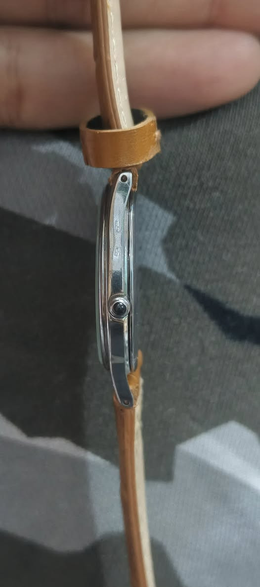 ساعة Seiko Dolce، وتحديداً الموديل الذي يحمل الرقم المرجعي 8N41-6060. 
تتميز هذه الساعة بالتالي:
المينا (الوجه): يتميز بملمس محبب يشبه ملمس الورق أو الثلج، ويُطلق عليه أحياناً اسم "Snowflake" أو "Silver Flake".
الحركة: تعمل بحركة كوارتز دقيقة من سيكو (Cal. 8N41).
التصميم: ساعة كلاسيكية رقيقة (فستان) تم إنتاجها في الثمانينيات والتسعينيات.
القياس: يبلغ قطر 30 ملم، مما يجعلها مناسبة كقياس كلاسيكي للرجال أو للجنسين. 
تُعد مجموعة Seiko Dolce من الخطوط الفاخرة والأنيقة التي تركز على الدقة والتصاميم الرفيعة. 
السعر خاص يوجد توصيل


**إذا كنت صاحب هذا الإعلان وتريد حذفه لأي سبب، رجاءا أرسل رسالة إلى الدعم الفني**