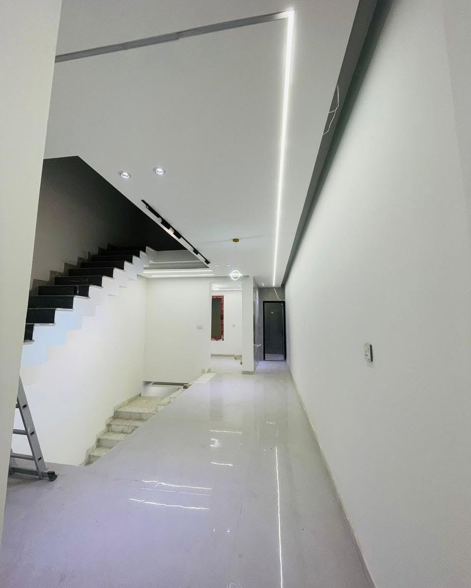 🏡/ دار للبيع المساحة ١٠٠ م طابو صرف
             الواجهة ٥ م / النزال ٢٠ م
🧱/ بناء  حديث درجة اولى ٢٠٢٦
         ( تسليم مباشر للمشتري )
الطابق الأول/ مطبخ . هول . استقبال  . مجمع صحيات 
الطابق الثاني/ غرفتين نوم . هول . مجمع صحيات
🌏الموقع / حلة حي الأساتذة الثانية خلف التجاري لشارع الحسينية قرب شارع المستوصف 
علما أن المنطقة مخدومة تبليط ومجاري حديث عرض الشارع ١٠ م 
للاستفسار اكثر مراسلة الصفحة او مراجعة مكتب 
بشار للعقار والمقاولات بداية شارع الحسينية من جهة شارع ٦٠ 

***********          ***********
