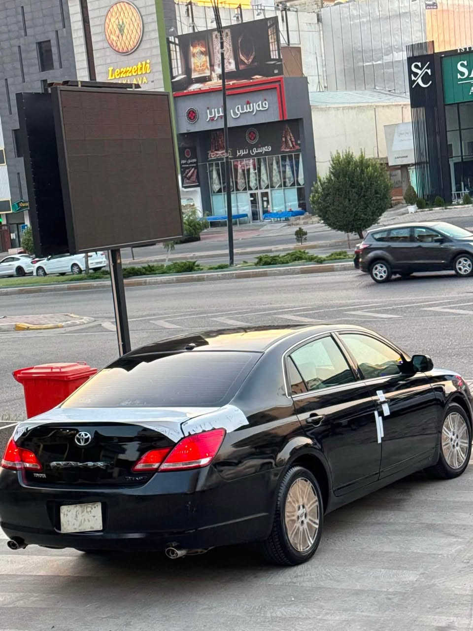 سڵاوی خواتان لێبێت
تۆێۆتا ئەڤەلۆن موس موس
٢٠٠٨
ئەمریکی
سڵاید 
جڵد و هیتەر
بێ دەعم و لێدراو
ماشااللە نمونەیە سەیارەکە
گێڕ و مەکینە بە شەرتی ١٠٠ فیتەر
دیجیتاڵیش نیە
سەقفی شوشەیە
کارەبای بە شەرت
برێک سارد و گەرم بەستراوە
سلێمانی
٥٨ گڵا و مەجالێکی زۆر کەم
*********** السليمانية, العراق
