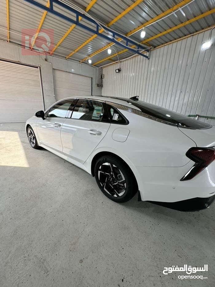 Kia K5 2024 – VIP (مواصفات خاصة)
▪️ أعلى فئة بالشركة (فل كامل 1/1)

▪️ ممشى39 ألف كم

رقم أربيل باسم شركه الاعتماد

▪️ كلين خليجي

▪️ بيها مكانين مسحوبات ع كد اربع أصابع الباقي كفاله 

مغلفه كلها نانو حتى التنته وبي ضمان 10 سنوات 

🔹 اللون: بيانو بلاك بالكامل

🔹 داخل جلد مشمشي مع صاج رصاصي

🔹 محرك 2500cc

الضمان:

✔️ 5 سنوات ضمان

المواصفات:

 • إنارة داخلية محيطية متعددة الألوان

 • أوتو هولد

 • نظام ترحيب عند الاقتراب وعند إطفاء السيارة

 • 5 كامرات

 • رادارات أمامي / خلفي / جانبي

 • حساسات أمامي وخلفي

 • تحذير النقطة العمياء

 • تحذير تصادم وفتح الباب

 • توقف ذاتي

 • مرايا جانبية قلاب

 • فتح صندوق كهرباء مع خاصية الفتح عند الاقتراب

 • أبواب شفط

 • مقاعد جلد كهرباء (حار / بارد)

 • تشغيل وإطفاء عن بُعد

 • فتح وغلق الجام عن بُعد

 • مراية وسط تعتيم

 • قفل أمان للأطفال

 • وغيرها الكثير…
مكاني البصره 

السعر 234 وبيها مجال

***********
