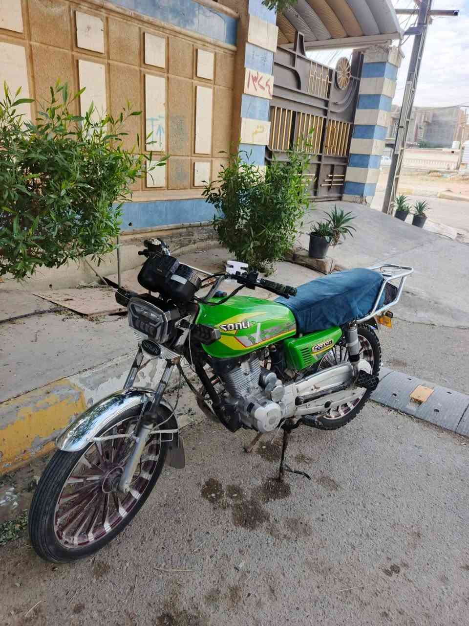 دراجة للبيع ايراني منفيس بدون كلشي
موديل 21 محدثه 25 مكانها فلوجه 
سعرها 600وبيه مجال تجي تفحص وشوف
كدام عينك رقمي ***********
