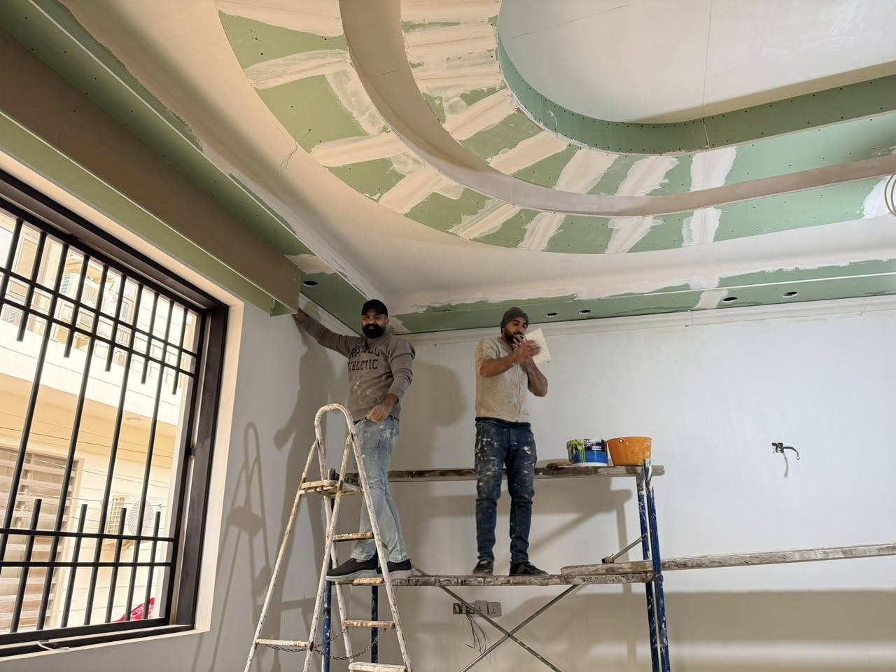 ✨ من مراحل العمل إلى النتيجة النهائية ✨

نشارككم جزء من شغلنا أثناء التنفيذ، لأن نؤمن إن التفاصيل هي اللي تصنع الفرق 👌

📍 تنفيذ: ديكور داخلي
🎨 تصميم وتنفيذ حسب الطلب
🛠️ العمل بإشراف فريق محترف
🌪️سحبات ملكية

📩 للحجز والاستفسار راسلنا على الخاص او الاتصال *********** 

#ديكور #تصميم_داخلي #ديكور_حديث #تشطيبات #ابدا
