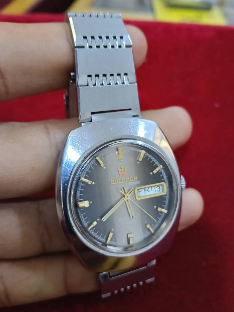 ⌚ العلامة: Solimon
⌚ الطراز: Automatic Deluxe – 25 Jewels
المواصفات:
⚙️ نوع الحركة: أوتوماتيك (ميكانيكية تعمل بالحركة – بدون بطارية)
💎 عدد الجواهر: 25 Jewels
📅 التاريخ: يوم + تاريخ (Day-Date)
🕰️ التصميم: كلاسيكي قديم (Vintage)
🎨 لون المينا: رمادي داكن مع مؤشرات ذهبية
🔩 الخامة: ستانلس ستيل (الهيكل والسوار)
💧 مقاومة الماء: Waterproof (مقاومة للماء – استخدام يومي خفيف)
🔒 ظهر الساعة: ستانلس ستيل محفور
👑 التاج: جانبي
السعر خاص


**إذا كنت صاحب هذا الإعلان وتريد حذفه لأي سبب، رجاءا أرسل رسالة إلى الدعم الفني**