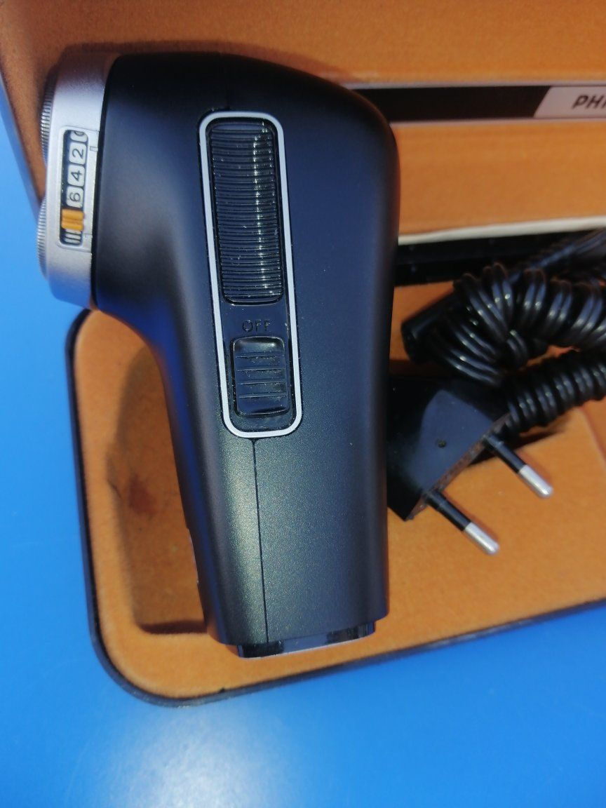 مكينة حلاقة فلبس أصلي كهربائي فقط حلاقة صفر قطع نظيفة جدا سعره ٦٠ ألف الاستفسار الاتصال على الرقم *********** وتوجد خدمة توصيل
