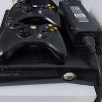Xbox 360 مهكر يحتوي على ٣٠ لعبة قوية  جهاز نظيف و شغال  مع ٢ جويستك  م...