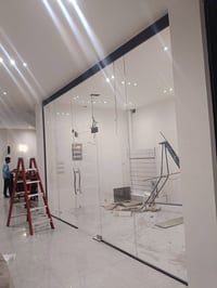 تنفيذ جميع اعمال الزجاج المقسى والعادي 07732617182//07838002490