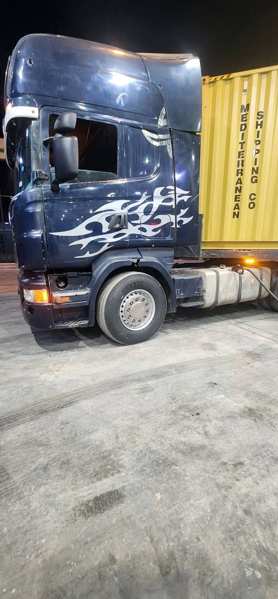 السلام عليكم ورحمة الله وبركاته سكانيا موديل ٢٠٠٧ مكينه انجكشن وكير ٣×٣ جدد قماره وشاصي مكفولات تخم تاير راس وعربانه جديد العربانه مرسمه وراها تك تاير واني مسويها مزوج رقم سليمانيه منتهيه صار تقريبا شهر السعر ٢١٠ وبيها مجال *********** مكانها واسط الصويره
