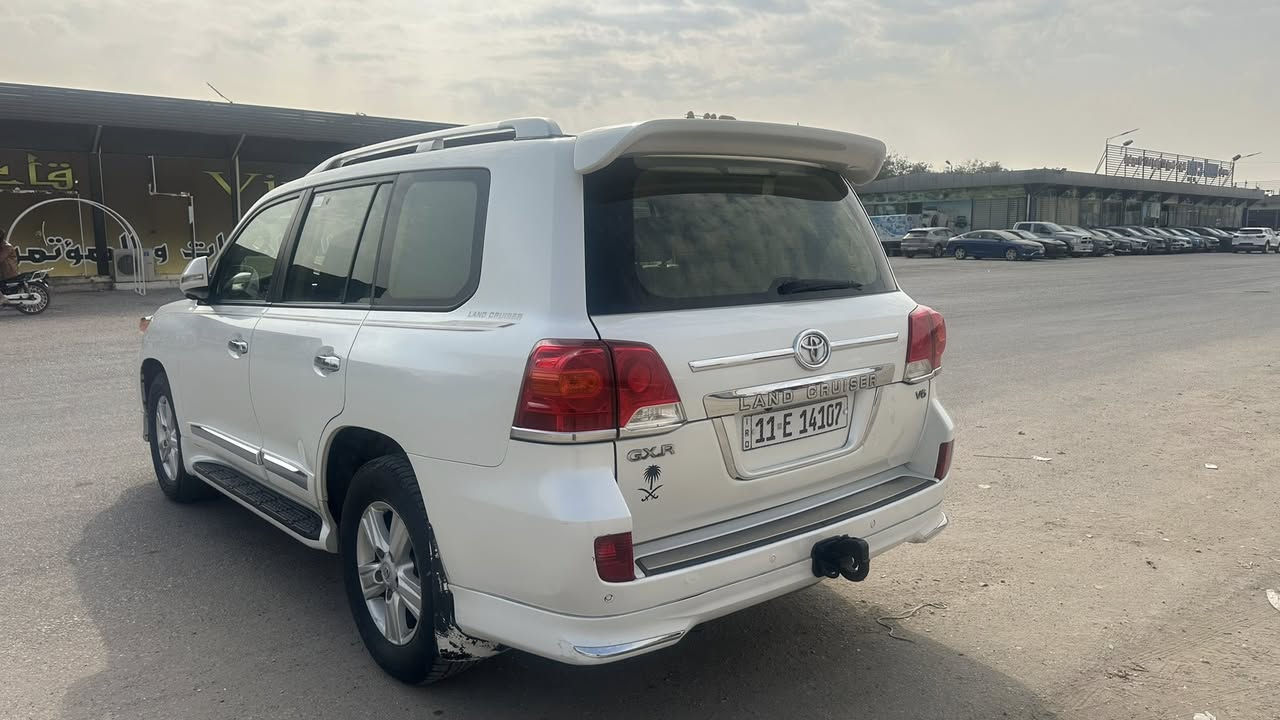 السلام عليكم للبيع لاندكروزر GXR الموديل 2015 الون ابيض صدفي جديده بمعنى الكلمه  فقط اصبع طخه بالجنطة موضح بالصوره السياره استخدام شخصي  بسمي رقم بغداد جديد  تحويل ثاني يوم محرك وكير كفاله بلادي 
حداديه جديده ما تصرف الف عليه جاهزه 
1-محرك6سلندر 4000 بانزين
2- كشن كهربائي ٣ دكم 
3-تشغيل عن بعد 
4-الدخول 2بصمه
5-لايت زنون 
6-سبعه راكب 
7-مرايه شفط
8-مرايه قلاب 
9- فتحه سقف
10-تبريد ٣قطع
11-تحكم سرعه
12-حساسات خلفية و امامية 
13-تحكم ستيرن 
14-ارباك 8
15- مثبت سرعه
16- ثلاجه داخليه
17- كامرة خلفية
باقي المواصفات معوفه 
السعر 410$
العنوان النجف 

0783 253 2238
