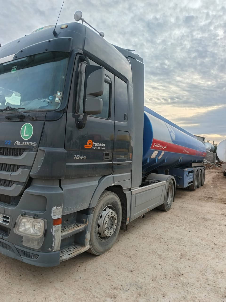 سلام عليكم 
أكتروس حواجب موديل 2010

فول مواصفات 
رتايتدر سبلت ثلاجه حاكيه تلفون بلادي 
كل شي بلاد
شرط كل شي محرك شرط ماشايف اسبانه 
شاصي شرط

بويلر تانكي جديد مفصل كهربائي مامشتغل بس 2درب بالبويلر
تانكي حازم 
طوناج سنتين  جيبي اس
تايرات جديد سياره مال شغل بدون نقص برغي

السعر 550$بيها مجال قليل 

***********واتساب
