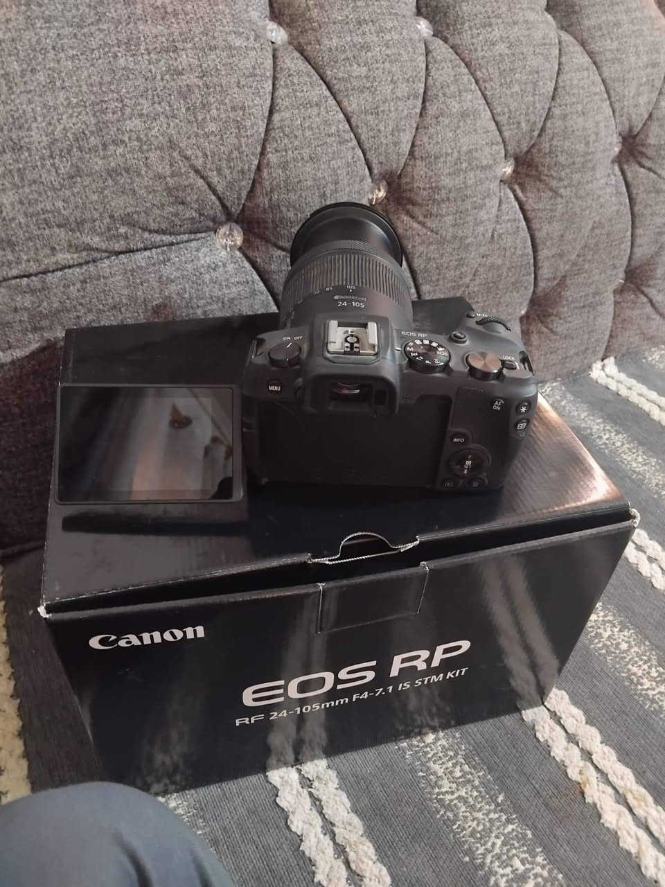 للبيع: كاميرا Canon EOS RP 
​الحالة: نظيفة جداً وخالية من أي عيوب (مع الكرتون والملاحق الأساسية).
​المواصفات الرئيسية:
​المستشعر: إطار كامل (Full-Frame) بدقة 26.2 ميجابكسل لجودة صور مذهلة وعزل احترافي.
​المعالج: DIGIC 8 القوي والسرع في معالجة البيانات.
​العدسة المرفقة: RF 24-105mm f/4-7.1 IS STM الشاملة، ممتازة لتصوير البورتريه، المناظر الطبيعية، والفيديوهات.
​المميزات: شاشة متحركة بالكامل تعمل باللمس، نظام تركيز تلقائي سريع (Dual Pixel CMOS AF)، وتصوير فيديو بدقة 4K.
​السعر المطلوب: 1,250,000 دينار (مليون و250 ألف).
للتواصل خاص او او وتساب ***********
