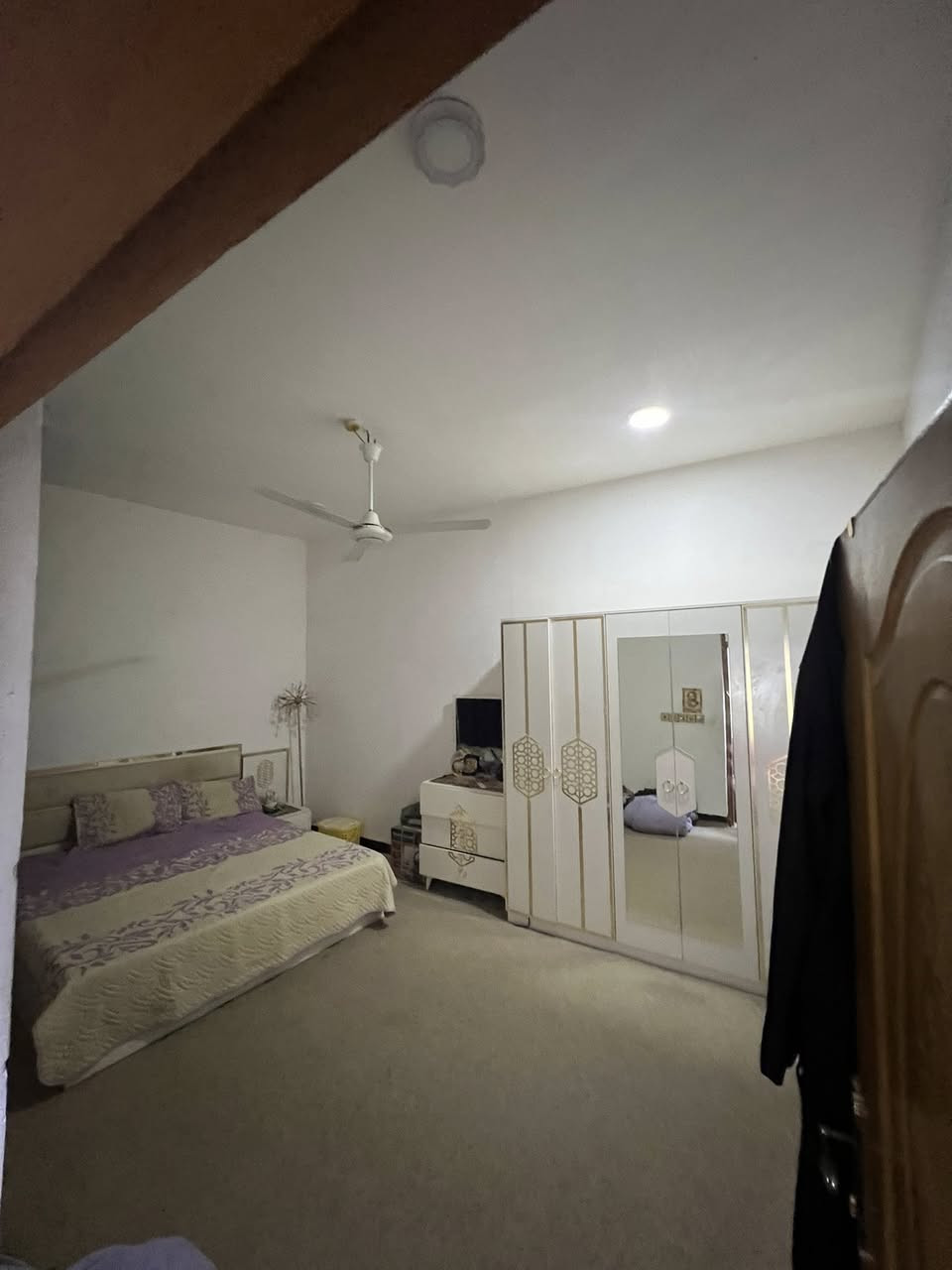 دار مساحة 100م خط اول يبعد عن الشارع العام 300م فقط بشارع تبليط واناره ليله وماء خطين وكهرباء خطين مولد ذهبي مرقم من قبل البلديه السعر33معه المجال العنوان شارع الصب مقابيل ملحق قرية الغدير عمود 327للأستفسار اكثر اتصل او واتساب 

***********
