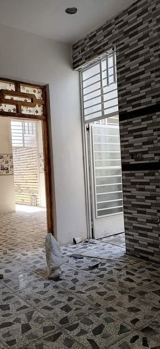 بيت للبيع المساحه 150متر واجه 6متر والنزال 25غرفة نوم +مطبخ4×3 استقبال6×4حمام  البيت جاهز نقصه بيتونه وستاره والباقي كامل مانقصه اي شي  المكان حي الخنساء شارع حسين كعيد الاستفسار الاتصال ***********  هيثم
