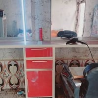 ميز حلاقة المنيوم • كرسي تاج اصلي • النصر