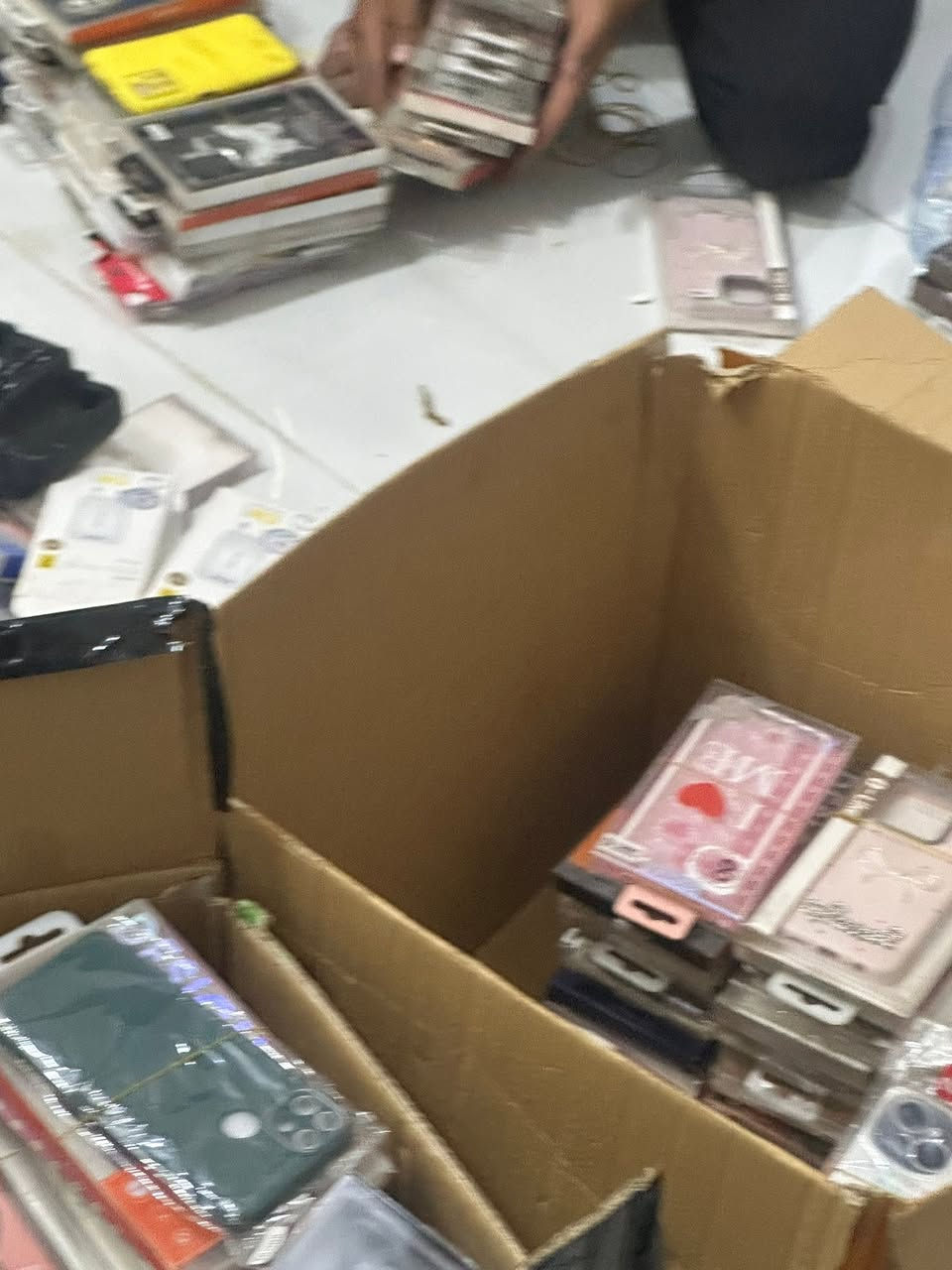 سلام عليكم عندي غراض للبيع
كفر ايفون 330 ايفون 7 لل 16 برو ماكس
شواحن 70 
لواسق 1000 قطعه تقريباً 
ستانات 14 
لاسق عدسه 53 
اصلي 17 
سماعات عادية 18 
راس حشن عادي 5 
توصيلات 4
اواكس مسجل كبير 2 
كييل hd 2 
اواكس ايفون 6 
كفر ايباد 5 
شحانة جداحه 2 
كفرات مشكل 860
للتواصل *********** 
مكاني كربلاء

