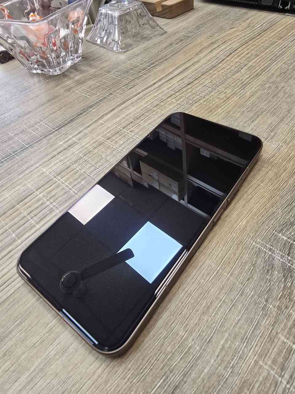 📱 للبيع: Xiaomi 14T (الوحش الجديد من شاومي)
​الجهاز غني عن التعريف، يجمع بين الأداء الخارق وكاميرات Leica الاحترافية.
​المواصفات الرئيسية:
​الشاشة: AMOLED بتردد 144Hz، تدعم 68 مليار لون وسطوع عالي جداً تحت الشمس.
​المعالج: Dimensity 8300 Ultra (أداء جبار للألعاب القوية مثل ببجي وغيرها بسلاسة تامة).
​الكاميرا: نظام كاميرات ثلاثي من شركة Leica العالمية، دقة 50 ميجابكسل، تعطيك صور سينمائية وألوان حقيقية.
​البطارية: 5000 mAh مع شحن سريع جداً.
​المتانة: مقاوم للماء والغبار بمعيار IP68.
​التصميم: فريم وتصميم فخم ولون مميز (تيتانيوم).
​الحالة:
​الجهاز نظيف جداً (مثل الجديد).
​كامل الملحقات موجودة.
​السعر النهائي:
💰 400,000 دينار عراقي (قفل)
شتريته ب850000 قبل شهر 
سبب البيع ظروف طارئة 
للتواصل على الرقم ‎0781 544 5076
