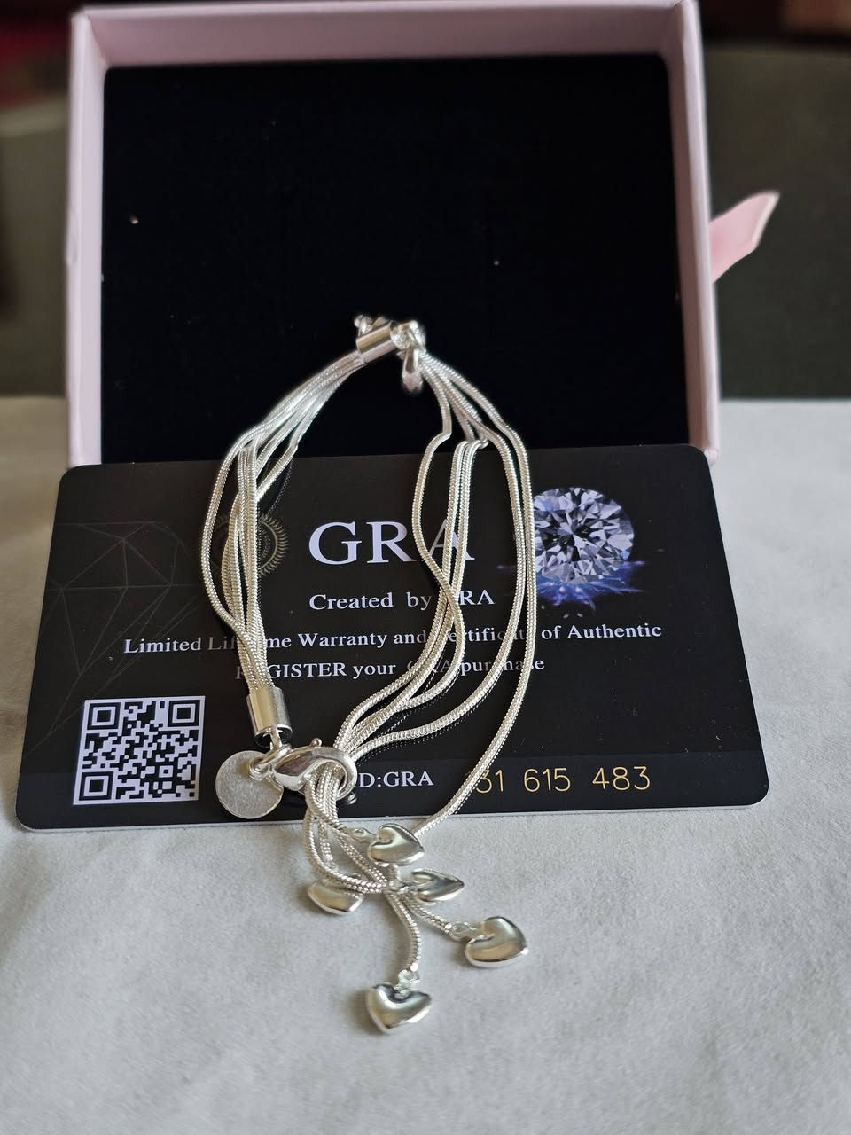 سوار فضة أصلي بهذا الشكل الجميل 
جديد بعده بالعلبه مالته  ، وزنه 11 غرام  كلش حلو ونازك 
اول تم 30 بالعافية


**إذا كنت صاحب هذا الإعلان وتريد حذفه لأي سبب، رجاءا أرسل رسالة إلى الدعم الفني**