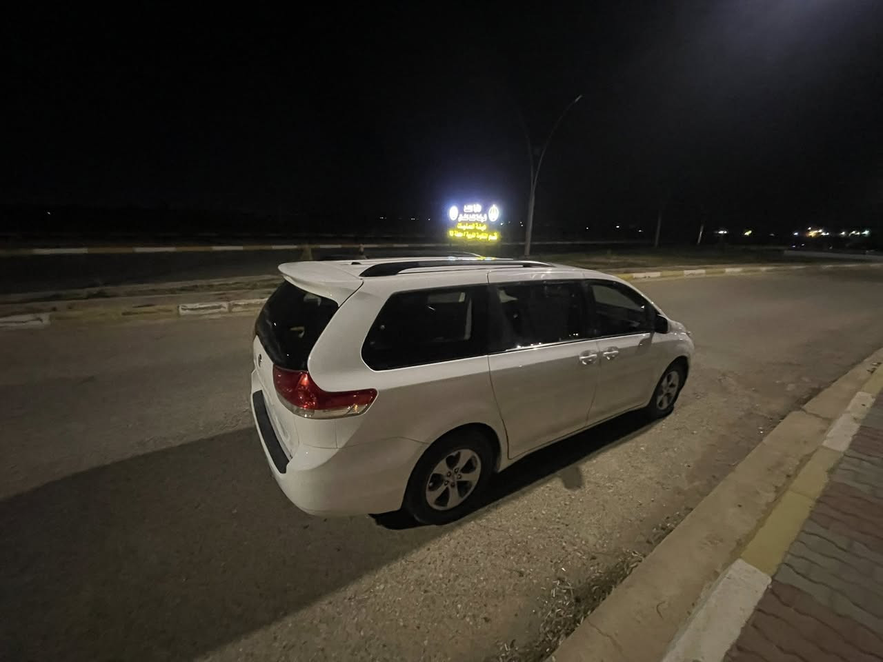 السلام عليكم
تويوتا سينا ٢٠١١ 

موصفات 

تحكم ستير 

تحكم سرعه 

تحكم كشن 

بلوجكتر 

تخم تاير + دسك جديد 

رقم انكليزي سنويه جديده تحويل مباشر 

حادثها جاملغ وبندي سونار مرفق مع الصور 

السعر ١٥٠ وبيها مجال بسيط 

للاستفسار اتصل *********** معرض سالم 

*********** صاحب السياره
