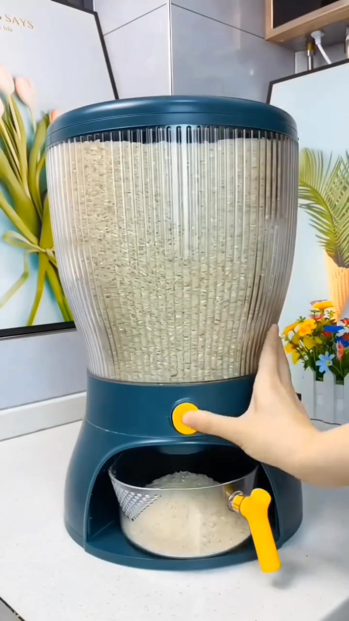 تعبتِ من أكياس الرز والبقوليات اللي تسبب فوضى بالمطبخ؟ 🍚🚫
رتبّي مطبخچ بذكاء وأناقة مع حافظة البقوليات الدائرية.. اللي تجمع بين الشكل الجمالي والأداء العملي ✨
ليش راح تحبيها؟
✅ نظام توزيع سفلي: بلمسة زر وبدون أي فوضى، تحصلي على الكمية اللي تحتاجينها بالضبط. 🙌
✅ سعة كبيرة: بارتفاع 43 سم، تشيل كمية ممتازة من الرز، العدس، أو حتى المكسرات. 🫘
✅ حماية كاملة: غطاء محكم يمنع دخول الرطوبة والغبار، ويحافظ على موادچ الغذائية طازجة لفترة أطول. 🔒
✅ تصميم شفاف وأنيق: هيكل مخطط يخليچ تشوفين المحتوى بسهولة ويضيف لمسة ترتيب عصرية لمطبخچ. 💎
السعر الاقتصادي: 30,000 دينار عراقي فقط! 🏷️
اطلبيها الحين واستغلي مساحة مطبخچ بأفضل طريقة
#مطبخ_عراقي 
#تنظيم_مطبخ
 #ادوات_منزلية 
#ترتيب_المنزل 
#عراق


**إذا كنت صاحب هذا الإعلان وتريد حذفه لأي سبب، رجاءا أرسل رسالة إلى الدعم الفني**