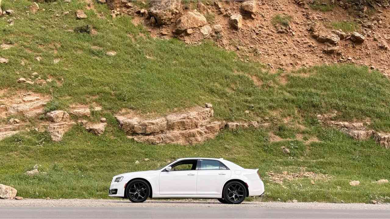 السلام عليكم 
اوباما 22 
Toring L
تو ويل 
فول مواصفات عدا الرادار الامامي 
سياره جاهزه من كلشي 
ماشيه 85 الف كيلو متر وقابلة للزياده 
عليه تخم تاير برجستون جديد قبل اسبوع شاده
حالة الاريباكات سليمه 
حادث بسيط مثل ما موضح ب الصور 
والسونار ايضاً مرفق ب الصور 
مكان السياره بغداد الجديدة 
تحويل مباشر ب اسمي 
***********
وات ساب او اتصال 📞 ب الخدمه بغداد, العراق
