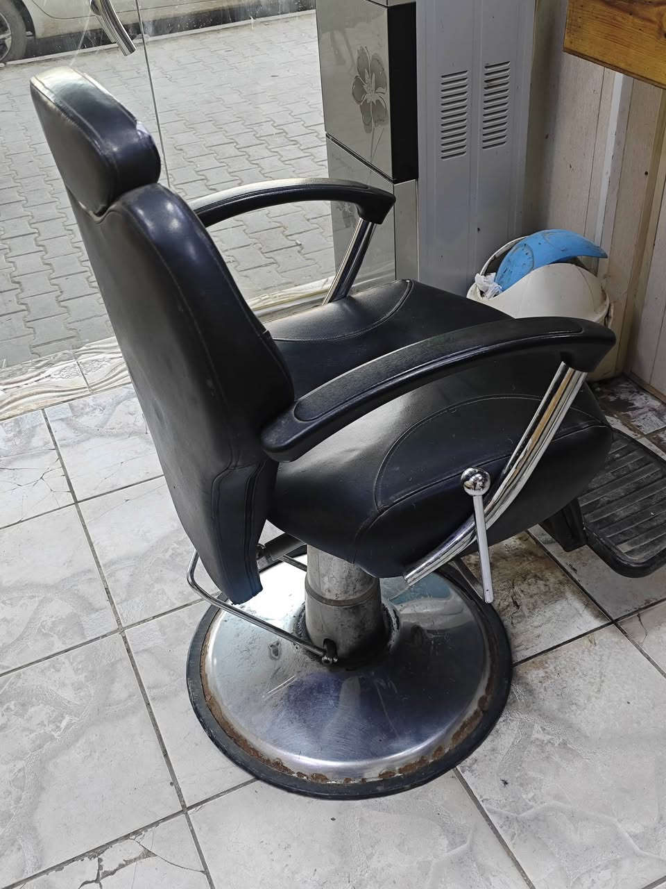 ميز صاج تزكام حلاقه للبيع وكرسي مال حلاقه هم لبيع والشراي بي خير ودلل العنوان دوانيه التحدي ***********
