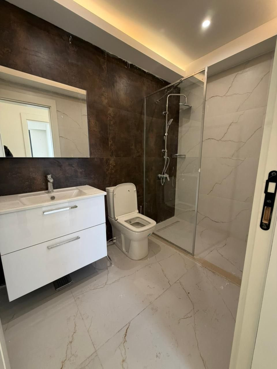 شقة للبيع 

بيع مستعجل بسعر مناسب جداً (شقة زيرو بعدها بترابها)
العنوان/ مجمع مارينا السكني
المساحة/ 144 م
بناية/ C4
طابق/ 4

-عدد الغرف / 2 وحدة ماستر 

-اطلالة /على نهر دجلة وإطلالة على البوليفارد وحدائق مارينا

-التسليم / جاهزة للسكن

السعر الكُلي/ 265 (بيها مجال)

لاستفسار/***********
