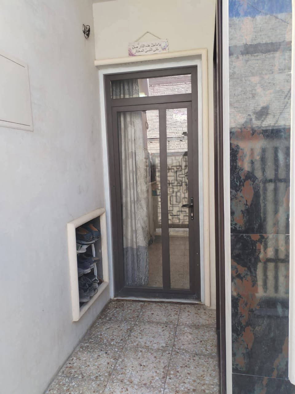 دار 100 م للبيع واجهة 5 طابق ونص
يحتوي على 2 غرف نوم
 وصحيات عدد 3 منور
حي الجهاد ديوان المخابرات
للأستفسار ☎️ *********** واتساب
