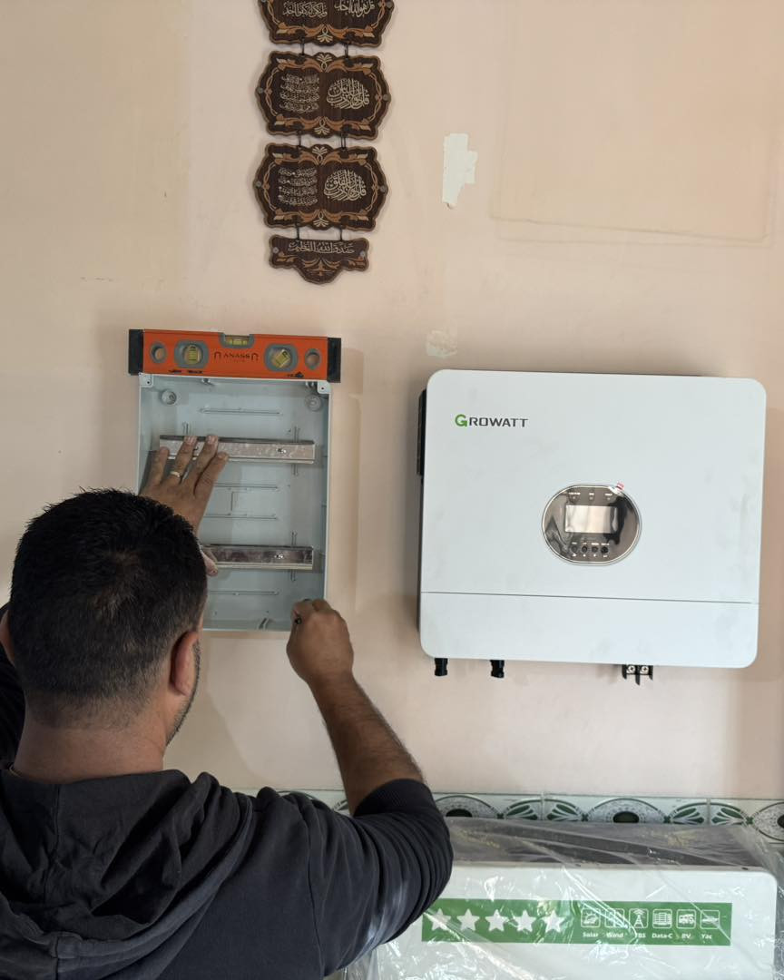 بأول أيام رمضان المبارك
تم بعون الله تنصيب منظومة طاقة شمسية في
📍 هور حسين – المسيب

🔋 مكونات المنظومة:
⚡ انفيتر Growatt بقدرة 6 كيلوواط
🔋 بطارية CS SUN ليثيوم – سعة 10 كيلوواط ساعة
☀️ عدد 8 ألواح شمسية عالية الكفاءة
🛠 هيكل ميكانو سماكة 2 ملم (تحمل ومتانة أعلى)

✅ كهرباء مستقرة
✅ تشغيل مريح للأحمال
✅ قابلية تطوير مستقبلية
✅ ضمان حقيقي وخدمة ما بعد البيع

📞 للحجز والاستفسار:
المحترف للطاقة المتجددة
📍 بابل – المسيب – طريق سدة الهندية
قرب محطة وقود الميقات
داخل مجمع النهرين للأجهزة الكهربائية
📱 ***********

#الطاقة_الشمسية
#المسيب
#هور_حسين
#Growatt
#CSSUN
#بطاريات_ليثيوم
#ألواح_شمسية
#هيكل_ميكانو
#المحترف_للطاقة_المتجددة
#وداعاً_للمولدة
#كهرباء_مستمرة
#رمضان_كريم
