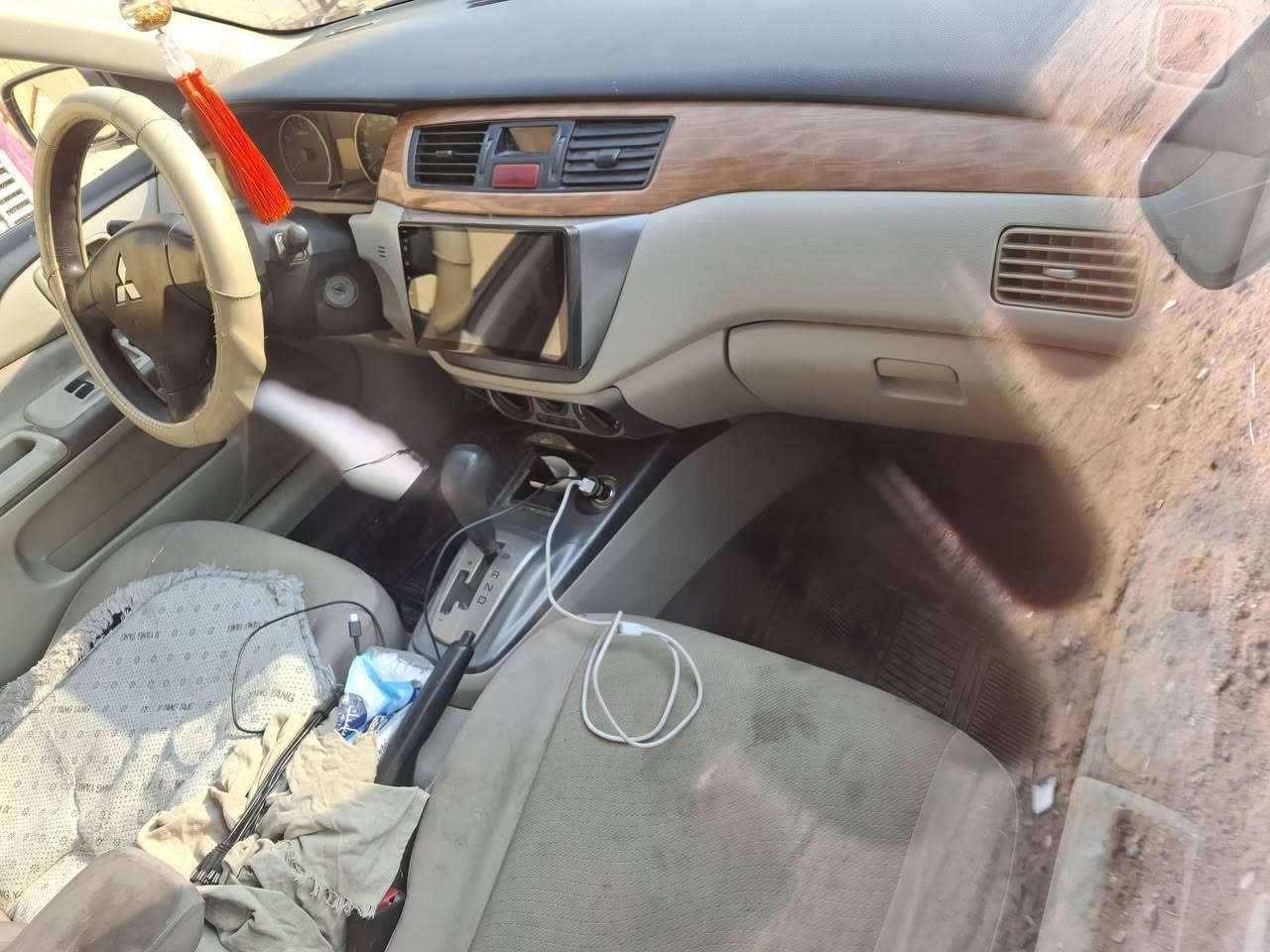 السلام عليكم لانسر موديل 11بغداد بسمي محرك ٢٠٠٠ محرك وكير وتخم تاير وتبريد وتدفئه وحداديه وسنويه كلهن جدد بيه صبغ جاملغ خلفي وتبديل باب خلفي نفس اللون السياره ماعايزه ربع مكاني حله 
***********
السعر ٧٨
