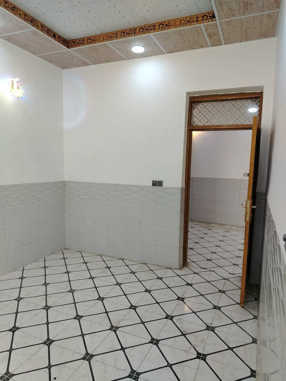 المساحه 100  متر طابو زراعي نجف مقابل ملحق قرية الغدير
البيت جديد وجاهز 

بناء حديث// طابوك 🧱// صب كونكريت مسلح//

#ملاحظه البيت قريب لسوك مباشر

السعر مناسب جدا 33 💸💸 بيع مستعجل 

للاستفسأر *********** وأتساب
