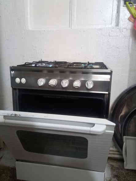 السلام عليكم طباخ للبيع شغال بس عينين بي متشتغل بسبب تنظيف انكسرت ابره بيه بياع***********سعر ٧٥
