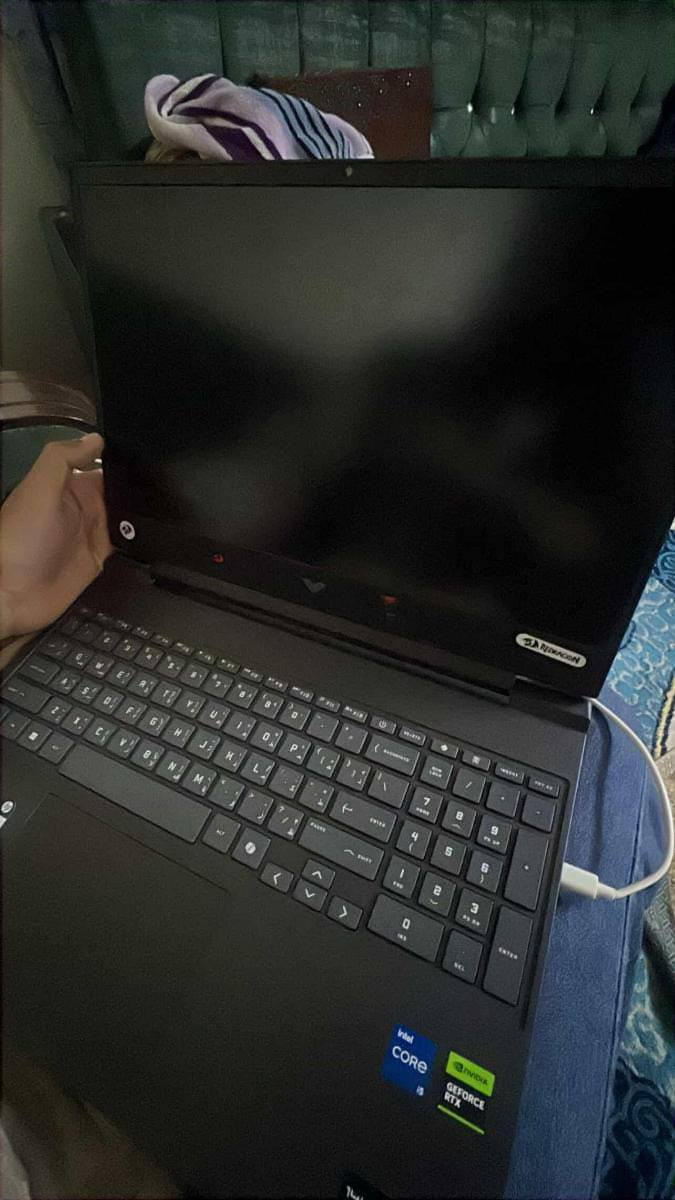 سلام عليكم
لابتوب( اتش بي فيكتورس) 
لابتوب اتش بي فيكتوس

+9
سلسلة لابتوب HP Victus هي خيار شهير في الفئة المتوسطة موجه للاعبين والمبدعين، حيث تجمع بين الأداء الجيد والسعر المنافس. تتوفر بمقاسات شاشة 
 بوصة و 
 بوصة، وتأتي بمعالجات قوية من Intel (مثل Core i5 أو i7 من الأجيال 13 و 14) أو AMD Ryzen، مع كروت شاشة NVIDIA RTX (مثل سلسلة 2050، 3050، 4050، 4060). 
YouTube
YouTube
 +7
أبرز مواصفات السلسلة:
الشاشة: تأتي غالباً بدقة 
 (معدل تحديث 
)، وتتوفر موديلات بمواصفات أعلى تصل إلى 
 بمعدل تحديث 
.
الذاكرة والتخزين: تدعم عادة ذاكرة وصول عشوائي (RAM) سعة 
 أو 
، وأقراص تخزين سريعة 
 بسعة 
 أو 
.
التبريد والتصميم: صُممت لتكون أجهزة ألعاب عملية، لكنها قد تعاني من حرارة مرتفعة عند الضغط الشديد نظراً لضغط المكونات داخل هيكل نحيف، لذا يُنصح بوضعها في مكان جيد التهوية.
الاستخدام: ممتازة للألعاب الحديثة، التصميم الجرافيكي، وبرامج المونتاج والعمل المكتبي المكثف. 
العالمية للحاسبات
العالمية للحاسبات
 +7
نصيحة عند الشراء:
تختلف الأسعار والمواصفات بشكل كبير بناءً على الجيل (موديلات 2023 أو 2024)، لذا تأكد دائماً من مراجعة الموديل الدقيق (مثل رقم الطراز المكتوب على العلبة) لمطابقة المواصفات قبل الشراء، حيث إن هناك فروقات كبيرة في الأداء بين كروت الشاشة والمعالجات المذكورة. 
YouTube
YouTube
 +3
السعر 1،150،000
مستعمل سبوع 
للستفسار ***********
