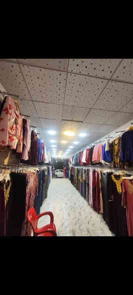 🔥 للبيع محل جاهز بالكامل مع بضاعة – موقع ذهبي ما يتكرر 🔥

📍 النجف الأشرف – حي ميسان – شارع الكيّات (مقابل جامعة الإمام الكاظم)
📐 مساحة: 30 متر

إذا تدور على مشروع جاهز يشتغل من ثاني يوم…
هذا المحل فرصة ذهبية للمستثمرين أو أصحاب المشاريع الجديدة.

✨ مميزات المحل:

موقع استراتيجي على شارع حيوي جداً وازدحام دائم.

مقابل جامعة → زبائن مستمرة طول اليوم.

المحل مشطّب وجاهز 100%:

ديكور مرتب

إنارة LED جديدة

واجهة زجاجية

رفوف وحمالات مثبتة

مساحة طولية تسهّل العرض وتكبر المحل بصرياً

مساحة 30 متر مقسومة بشكل يخدم عرض الملابس أو أي تجارة مشابهة.

👗 يشمل البيع:

كل البضاعة داخل المحل (جلابيات – بدلات – أطقم – ملابس نسائية).

تجهيزات كاملة بدون ما تحتاج تصرف دينار واحد.

💡 ليش هذا المحل فرصة؟

تفتح وتشتغل مباشرة بلا تجهيز.

الموقع يخدم أي مشروع نسائي أو تجاري.

قريب على مدارس – جامعة – حركة سيارات قوية.

جاهز للتصوير والبيع من أول يوم.

📞 للاتصال والاستفسار (اتصال + واتساب)

*********** النجف

