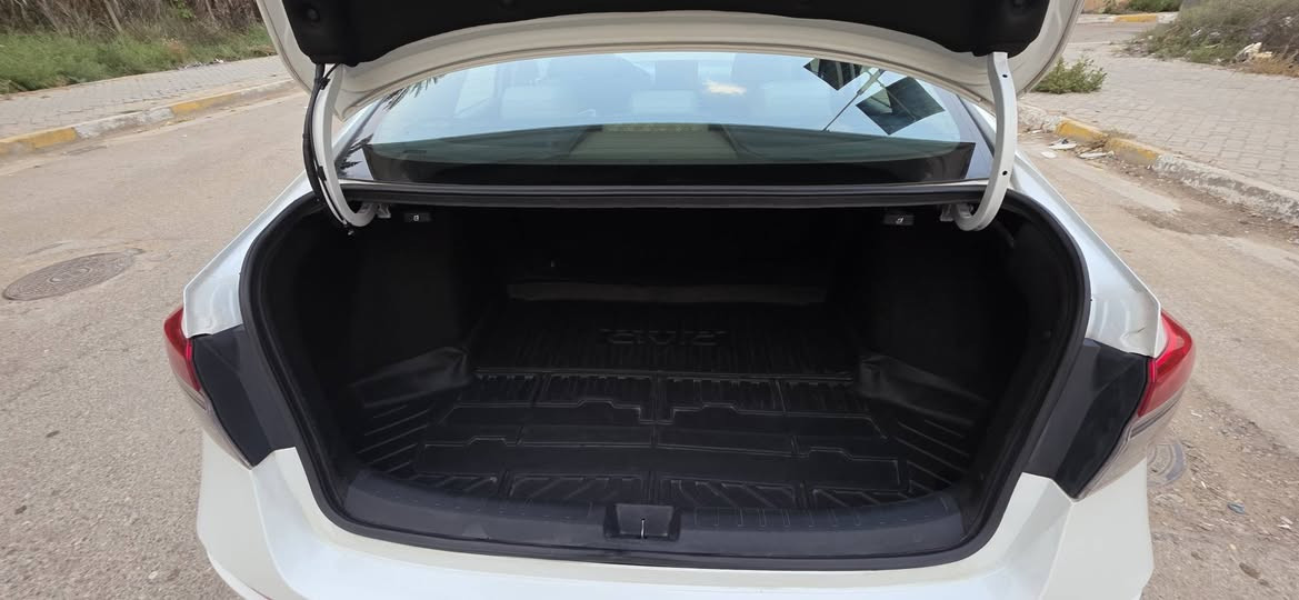 🌟 هوندا سيفيك تورينك 2022 (Civic Touring) - مواصفات خاصة ونادرة 🌟
​ (أعلى فئة بالشركة) موديل 2022، بحالة ممتازة ومواصفات نادرة جداً.
​📋 أبرز المواصفات:
​المحرك: 1500 توربو (1.5L\ \text{Turbo}) - يجمع بين القوة الرياضية والاقتصاد العالي بالوقود.
​اللون الخارجي: أبيض ملكي مميز.
​اللون الداخلي: أصفر (كراميل) - نسخة نادرة جداً ومميزة، تعطي السيارة فخامة داخلية استثنائية وتختلف عن السائد.
​الصالنصة: دبل صالنصة خلفية (جناح ومظهر رياضي بلادي).
​✨ مواصفات فئة الـ Touring (فول مواصفات):
​شاشة عدادات رقمية بالكامل بحجم 10.2 إنش.
​شاشة وسطية كبيرة تدعم Apple CarPlay و Android Auto (لاسلكي).
​نظام صوتي فاخر من شركة Bose (12 سماعة صوت نقي جداً).
​منظومة الأمان الذكي Honda Sensing (رادار أمامي، تفادي اصطدام، تحديد مسار، مثبت سرعة تفاعلي).
​فتحة سقف، كراسي جلد كهربائية، شاحن لاسلكي للهاتف، وتشغيل عن بعد.
🔥​الأضرار والحالة العامة:
​الحادث: بنيد فقط +(طخه باب عكس السايق بسيطه هنا بالعراق ترجع على البارد ).
​الإيرباكات: [ راجعه سستم ].

​📍 الموقـع: [ بغداد 
💵 السعـر: [ 142 ] $ (قـابل للتفاوض البسيط)
📞 ***********
