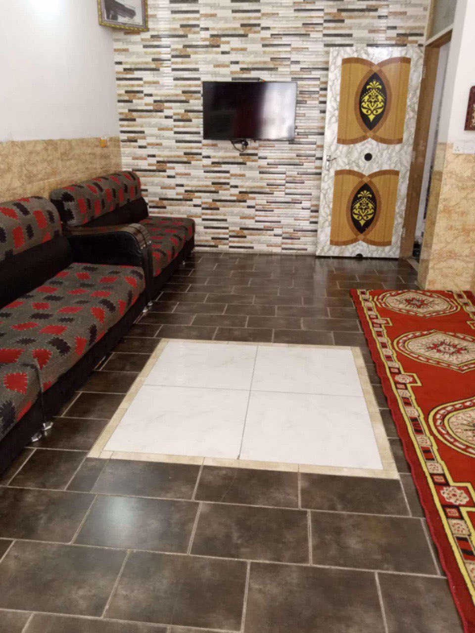 السلام عليكم 🧿📿
دار للبيع زراعي اقرار 117 مساحه 100 متر بناء طابوك 
تاريخ البناء 2021
يقع في الزعفرانيه دور الصحه الثانيه قريب على تبليط منطقه امانه بغداد النموذجيه البيت كامل كاشي وسيراميك 
يحتوي على استقبال كبير 
صاله + مطبخ معزول بدل المنور 
غرفنه نوم اخيره كبيره كذالك
وبيتونه كامله ايضاا 
ويحتوي على سطحين 
وطرمه خارجيه وصحيات خارجيه وداخليه 
البيت سعره جدا مناسب 
للاتصال ***********
